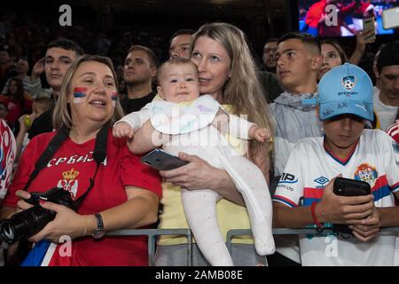 Les fans célèbrent après que la Serbie a remporté la coupe 2-1 contre l'Espagne la Serbie a remporté la coupe 2-1 contre l'Espagne lors de la finale de la coupe ATP 2020 à la Ken Rosewall Arena, Sydney, Australie, le 12 janvier 2020. Photo De Peter Dovgan. Banque D'Images