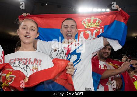 Les fans célèbrent après que la Serbie a remporté la coupe 2-1 contre l'Espagne lors de la finale de la coupe ATP 2020 à la Ken Rosewall Arena, à Sydney, en Australie, le 12 janvier 2020. Photo De Peter Dovgan. Banque D'Images