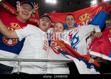 Les fans célèbrent après que la Serbie a remporté la coupe 2-1 contre l'Espagne la Serbie a remporté la coupe 2-1 contre l'Espagne lors de la finale de la coupe ATP 2020 à la Ken Rosewall Arena, Sydney, Australie, le 12 janvier 2020. Photo De Peter Dovgan. Banque D'Images