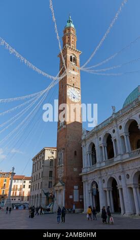 Vicence, Italie - 28 décembre 2019: Tour civique de Bissara et basilique palladienne sur la Piazza dei Signori, pendant les vacances de Noël Banque D'Images