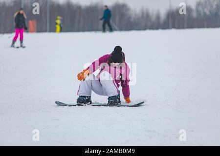 KAZKOVA POLYANA, UKRAINE - 26 janvier 2019: Femme snowboard sur la colline escarpée Banque D'Images