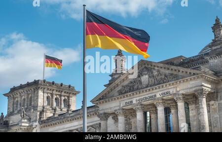 bâtiment reichstag avec drapeaux nationaux allemands Banque D'Images