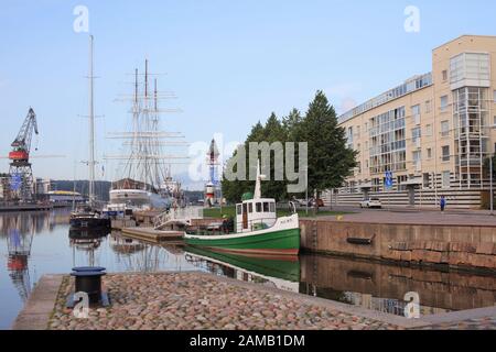 Turku, Finlande - 21 août 2017 : bateaux et navires sur la rive de la rivière aura dans le district portuaire. Fondée le plus probablement à la fin du XIIIe siècle, Turku est la plus ancienne ville de Finlande Banque D'Images