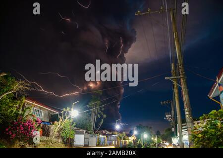 Cavite, Philippines. 12 janvier 2020. (NOTE de l'éditeur: L'image a été créée avec un smartphone.) Le volcan Taal dans le centre des Philippines est passé dimanche à la vie, débordant de cendres et a prévenu les évacuations dans les communautés voisines -- et les responsables d'avertir qu'une éruption plus puissante est imminente. Le volcan est situé sur l'île de Luzon et est le deuxième volcan le plus actif du pays. (Photo De Kester Ragaza/Pacific Press) Crédit: Pacific Press Agency/Alay Live News Banque D'Images