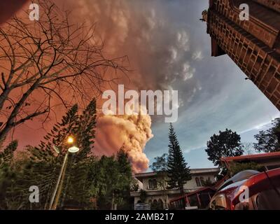 Cavite, Philippines. 12 janvier 2020. (NOTE de l'éditeur: L'image a été créée avec un smartphone.) Le volcan Taal dans le centre des Philippines est passé dimanche à la vie, débordant de cendres et a prévenu les évacuations dans les communautés voisines -- et les responsables d'avertir qu'une éruption plus puissante est imminente. Le volcan est situé sur l'île de Luzon et est le deuxième volcan le plus actif du pays. (Photo De Kester Ragaza/Pacific Press) Crédit: Pacific Press Agency/Alay Live News Banque D'Images