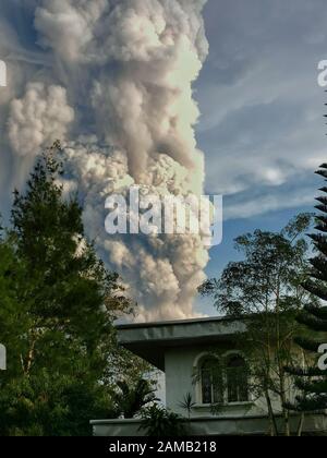 Cavite, Philippines. 12 janvier 2020. (NOTE de l'éditeur: L'image a été créée avec un smartphone.) Le volcan Taal dans le centre des Philippines est passé dimanche à la vie, débordant de cendres et a prévenu les évacuations dans les communautés voisines -- et les responsables d'avertir qu'une éruption plus puissante est imminente. Le volcan est situé sur l'île de Luzon et est le deuxième volcan le plus actif du pays. (Photo De Kester Ragaza/Pacific Press) Crédit: Pacific Press Agency/Alay Live News Banque D'Images