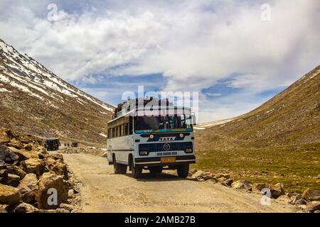 Ladakh, Inde. 26-juin 2016 - un bus public conduisant sur une route rocheuse entourée par la montagne himalayenne pendant la journée au ladakh, au Cachemire, en Inde. Banque D'Images