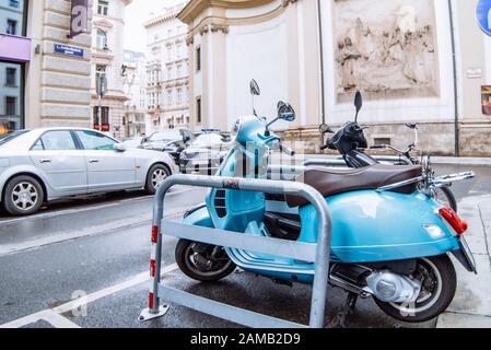 scooter bleu cyclé garé côté rue de la ville Banque D'Images