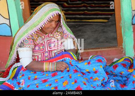 Femme Bhirandiyara Meghwal de village, grand Rann de Kutch une couture courtepointe traditionnelle Banque D'Images