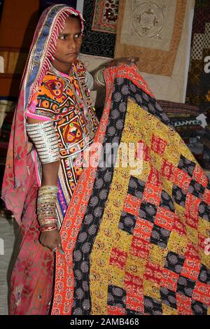 Meghwal Woman of Bhirandiyara village, Great Rann Of Kutch affiche un quilt traditionnel Banque D'Images