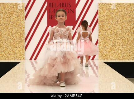 Minsk, Biélorussie. 12 janvier 2020. Un modèle pour enfants présente une création de mode lors de la Journée de la mode enfants à Minsk, en Biélorussie, le 12 janvier 2020. Crédit: Henadz Zhinkov/Xinhua/Alay Live News Banque D'Images
