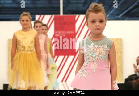 Minsk, Biélorussie. 12 janvier 2020. Les modèles enfants présentent des créations de mode lors de la Journée de la mode enfants à Minsk, en Biélorussie, le 12 janvier 2020. Crédit: Henadz Zhinkov/Xinhua/Alay Live News Banque D'Images