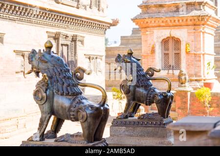 Place Bhaktapur Durbar, Vallée De Katmandou, Népal. Statues décoratives de bêtes mythiques sur le temple Banque D'Images