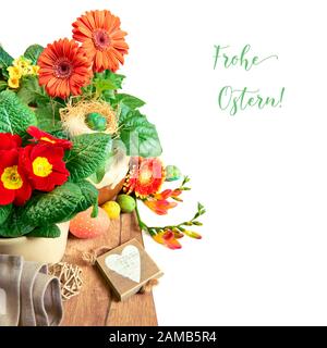 Bordure de Pâques avec gerbera orange, fleurs de freesia et naturel zéro déchet écologique décorations de printemps. Frohe Ostern signifie Joyeuses Pâques en allemand. Banque D'Images