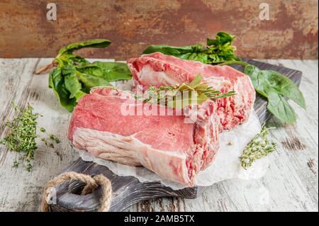 La côtelette de viande est prête à mariner et à cuisiner sur le barbecue. La viande est stockée sans plastique, dans du papier et du tissu respectueux de l'environnement. Banque D'Images