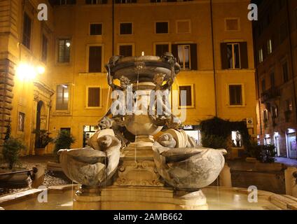 Vue nocturne de Fontane delle Tartarughe (la fontaine de la tortue) est une fontaine de la fin de la Renaissance italienne, située sur la Piazza Mattei, dans le Sant'Ange Banque D'Images