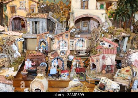 Rome, ITALIE - 10 DÉCEMBRE 2016 : boutique avec lits enfants de Noël dans un marché de rue Banque D'Images