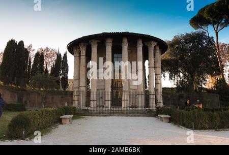 Temple d'Hercules Victor ancien édifice situé sur la Piazza Bocca della Verita à Rome Italie. Banque D'Images