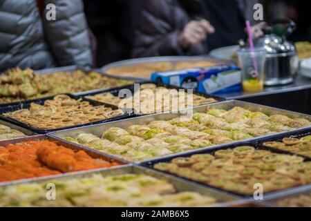 Baklava (dessert moderne de style arabe du Moyen-Orient) cuit au sucre et au sirop de miel, sucré et farci d'amandes, de noix, de chocolat ou de pistaches. Banque D'Images