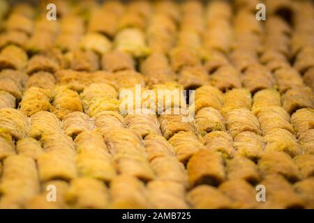 Baklava (dessert moderne de style arabe du Moyen-Orient) cuit au sucre et au sirop de miel, sucré et farci d'amandes, de noix, de chocolat ou de pistaches. Banque D'Images