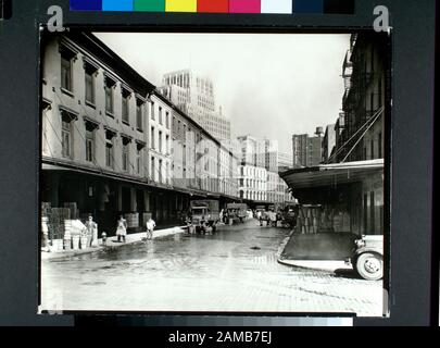 Reade Street, entre West Street et Washington Street, Manhattan Regardant dans la rue où les marchandises sont empilées sous les auvents, les camions et les wagons aux trottoirs. Référence : CNY# 97 A ; Reade Street, entre West Street et Washington Street, Manhattan. Banque D'Images