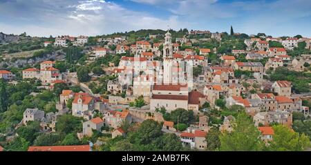 Village historique en pierre de Lozisca sur l'île de Brac, Dalmatie, Croatie Banque D'Images