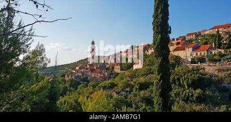 Village historique en pierre de Lozisca sur l'île de Brac, Dalmatie, Croatie Banque D'Images