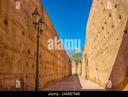 Rue étroite dans la médina de Marakesh, Maroc. Il est près du Palais Badi. Il y a des murs et une route pavée. Banque D'Images