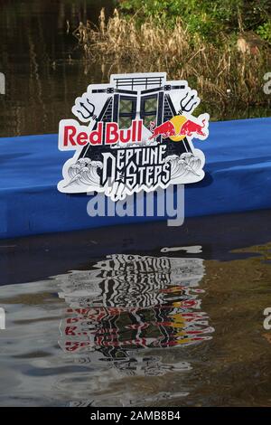 Le logo rouge bull neptune Steps se reflétant dans l'eau à la ligne de départ sur le canal clyde de glasgow Banque D'Images