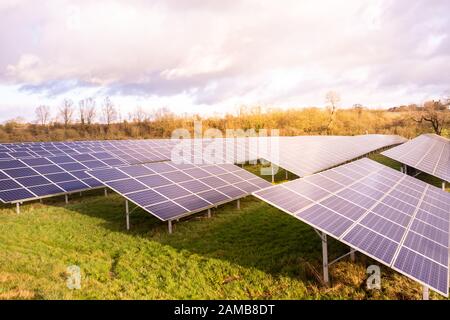 Vue au sol d'une ferme solaire dans le Staffordshire, énergie renouvelable et durable due au changement climatique, énergie naturelle Panneaux solaires dans la campagne Banque D'Images