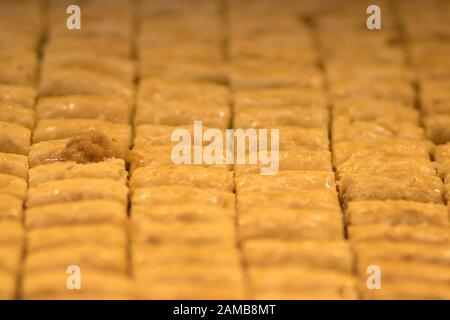 Baklava (dessert moderne de style arabe du Moyen-Orient) cuit au sucre et au sirop de miel, sucré et farci d'amandes, de noix, de chocolat ou de pistaches. Banque D'Images