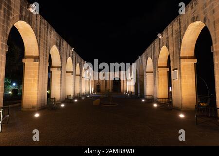 Colonnade illuminée dans les jardins du Bas-Barrakka la nuit à la Valette, Malte Banque D'Images