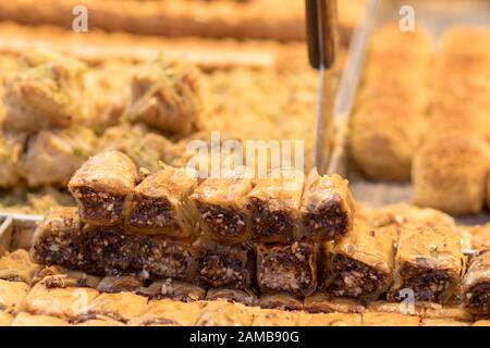 Baklava (dessert moderne de style arabe du Moyen-Orient) cuit au sucre et au sirop de miel, sucré et farci d'amandes, de noix, de chocolat ou de pistaches. Banque D'Images