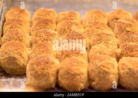 Baklava (dessert moderne de style arabe du Moyen-Orient) cuit au sucre et au sirop de miel, sucré et farci d'amandes, de noix, de chocolat ou de pistaches. Banque D'Images