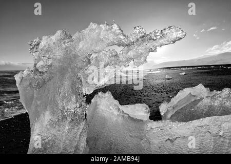 Bloc de glace, plage au lagon des glaciers Joekulsarlon, Breiðamerkursandur, côte sud Islande, Islande Banque D'Images