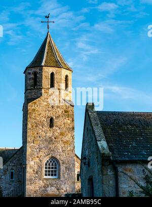 Église paroissiale de Pencaitland (Église d'Écosse) ; clocher de l'église du XVIIe siècle avec ciel ensoleillé et tombes anciennes, Lothian oriental, Écosse, Royaume-Uni Banque D'Images