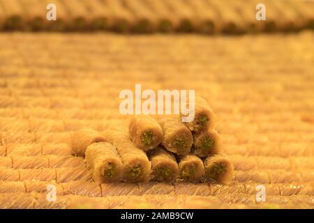 Baklava (dessert moderne de style arabe du Moyen-Orient) cuit au sucre et au sirop de miel, sucré et farci d'amandes, de noix, de chocolat ou de pistaches. Banque D'Images