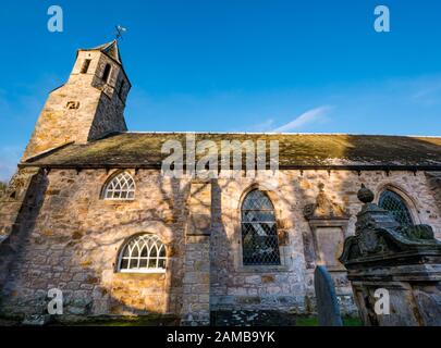 Église paroissiale de Pencaitland (Église d'Écosse) Église du XVIIe siècle avec ciel ensoleillé et tombes anciennes, Lothian oriental, Écosse, Royaume-Uni Banque D'Images