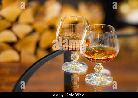 Deux verres de cognac sur la table en verre. Gros plan. Banque D'Images