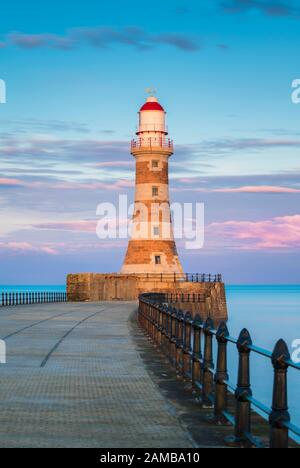 Une merveilleuse palette de couleurs pastel de coucher de soleil à Roker Pier, Sunderland, les rampes menant au phare qui se tient fièrement en mer du Nord. Banque D'Images