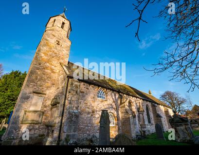 Église paroissiale de Pencaitland (Église d'Écosse) Église du XVIIe siècle avec ciel ensoleillé et tombes anciennes, Lothian oriental, Écosse, Royaume-Uni Banque D'Images