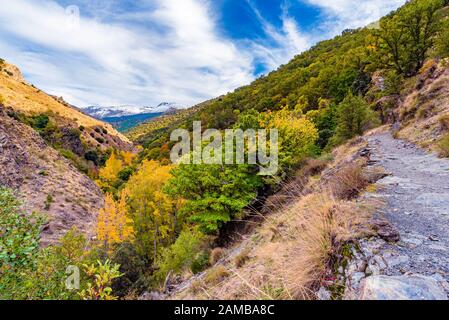 Güéjar-Sierra, Espagne - 27 Octobre 2019. Belle vue depuis le sentier de randonnée Vereda de la Estrella dans le parc naturel de la Sierra Nevada. Banque D'Images