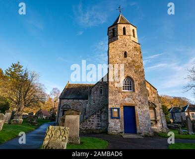 Église paroissiale de Pencaitland (Église d'Écosse) Église du XVIIe siècle avec ciel ensoleillé et tombes anciennes, Lothian oriental, Écosse, Royaume-Uni Banque D'Images