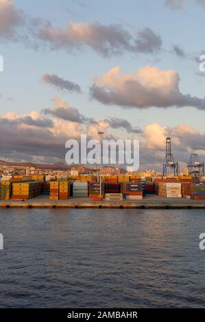 Conteneurs d'expédition empilés sur le quai attendant d'être chargés sur les navires au port de Las Palmas à Gran Canaria en novembre. Banque D'Images