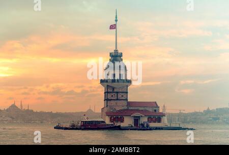 Istanbul - DEC 31 : soirée à Istanbul, Tour de Maiden ou Kiz Kulesi en nuit à Istanbul le 31 décembre. 2019 en Turquie Banque D'Images