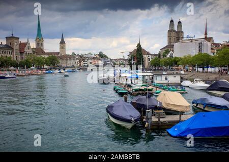 Vue sur la rivière Limmat depuis Quibreucke avec la cathédrale Grossmunster et les églises Fraumunster et Saint-Pierre. Zurich. Suisse Banque D'Images