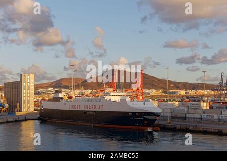 La Surprise un ferry général de fret et de véhicule se chargeant au port de Las Palmas à Gran Canaria un Matin de Novembers. Banque D'Images