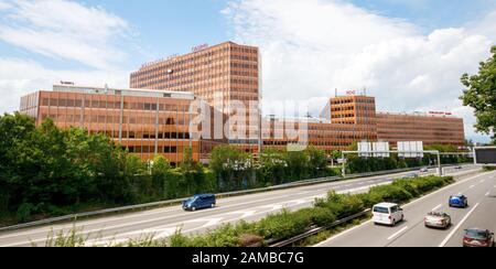 Genève, SUISSE - 10 JUILLET 2017 : vue panoramique sur l'A1 et grand immeuble de bureaux avec plusieurs entreprises parmi lesquelles Movenpick Hotel an Banque D'Images