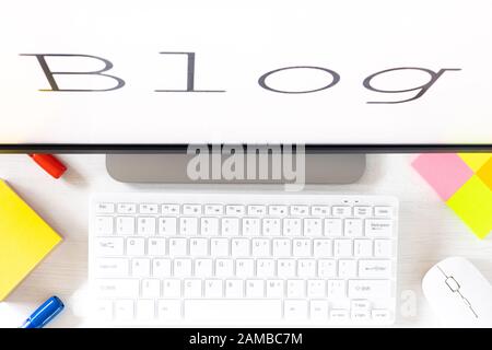 Texte affiché sur le moniteur, Blog. Un bureau avec un clavier informatique et des accessoires de bureau. Le concept de la gestion de votre propre site Web pour l'Internet Banque D'Images