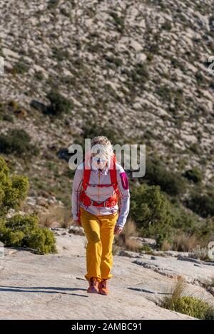 Des randonnées de femmes le long de ridgecrest longent la colline, la montagne El Divino, la province d'Alicante, Costa Blanca, Espagne Banque D'Images